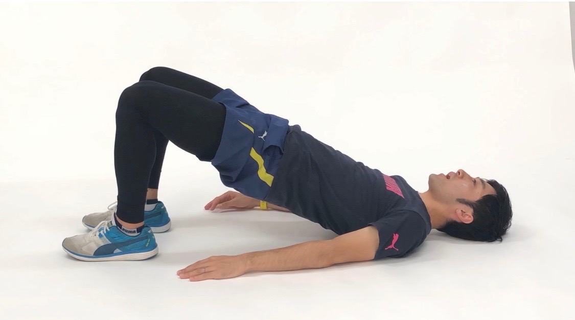 2. 骨盤を後傾にセットし、ゆっくりお尻を持ち上げます。