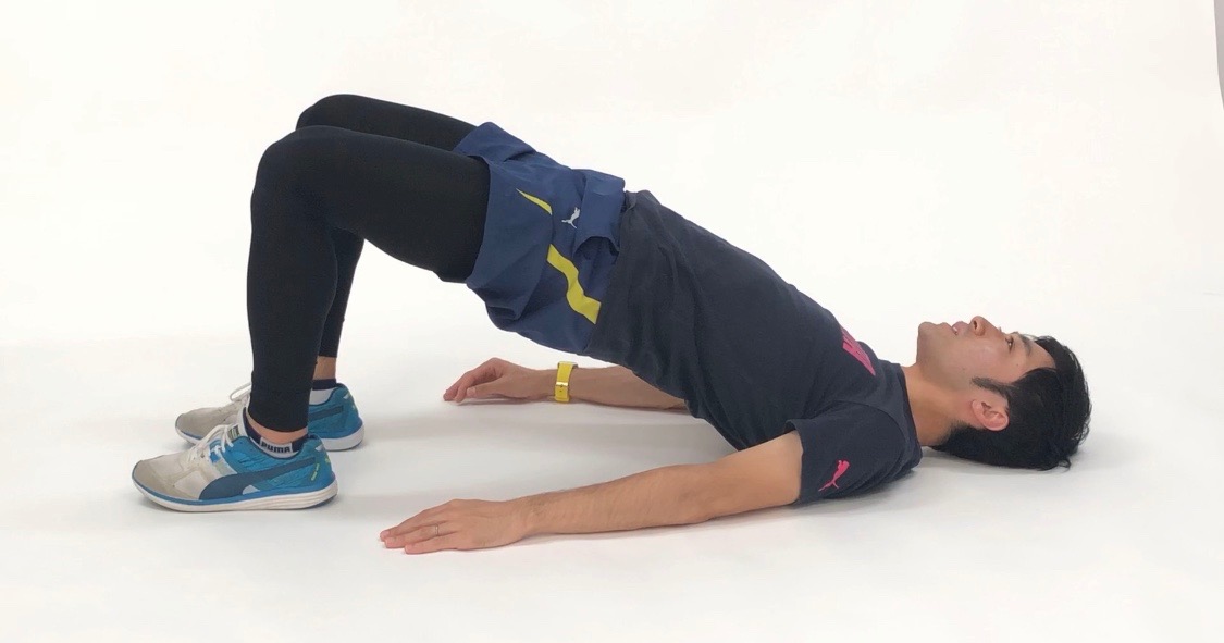 3.骨盤後傾のまま、お尻を限界の高さまで持ち上げる