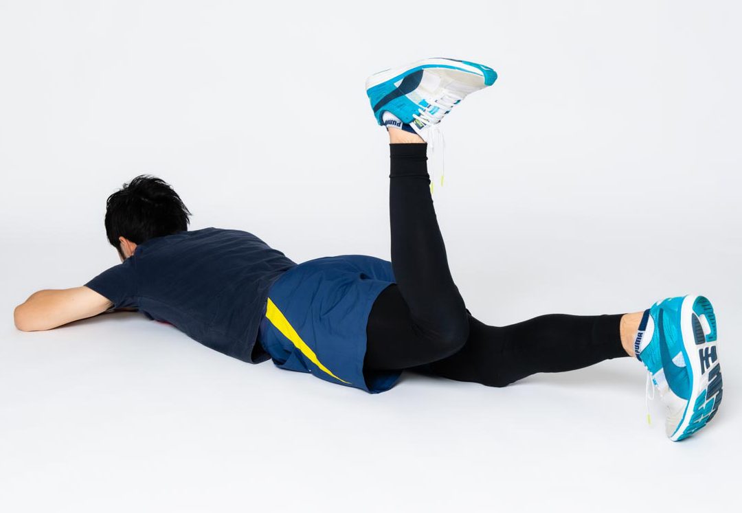 2. 右足に膝を上げて、膝を持ち上げます。