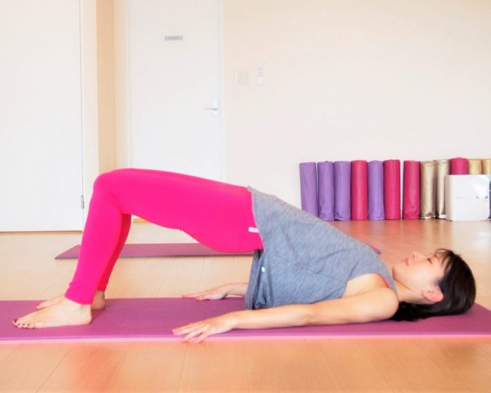 お尻を床から持ち上げたら10秒キープ