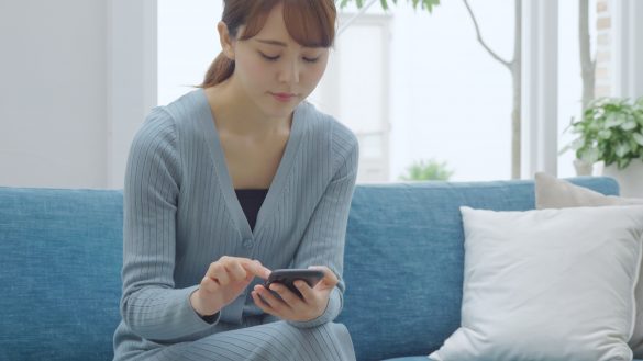 LINEで友人に悩み相談する女性