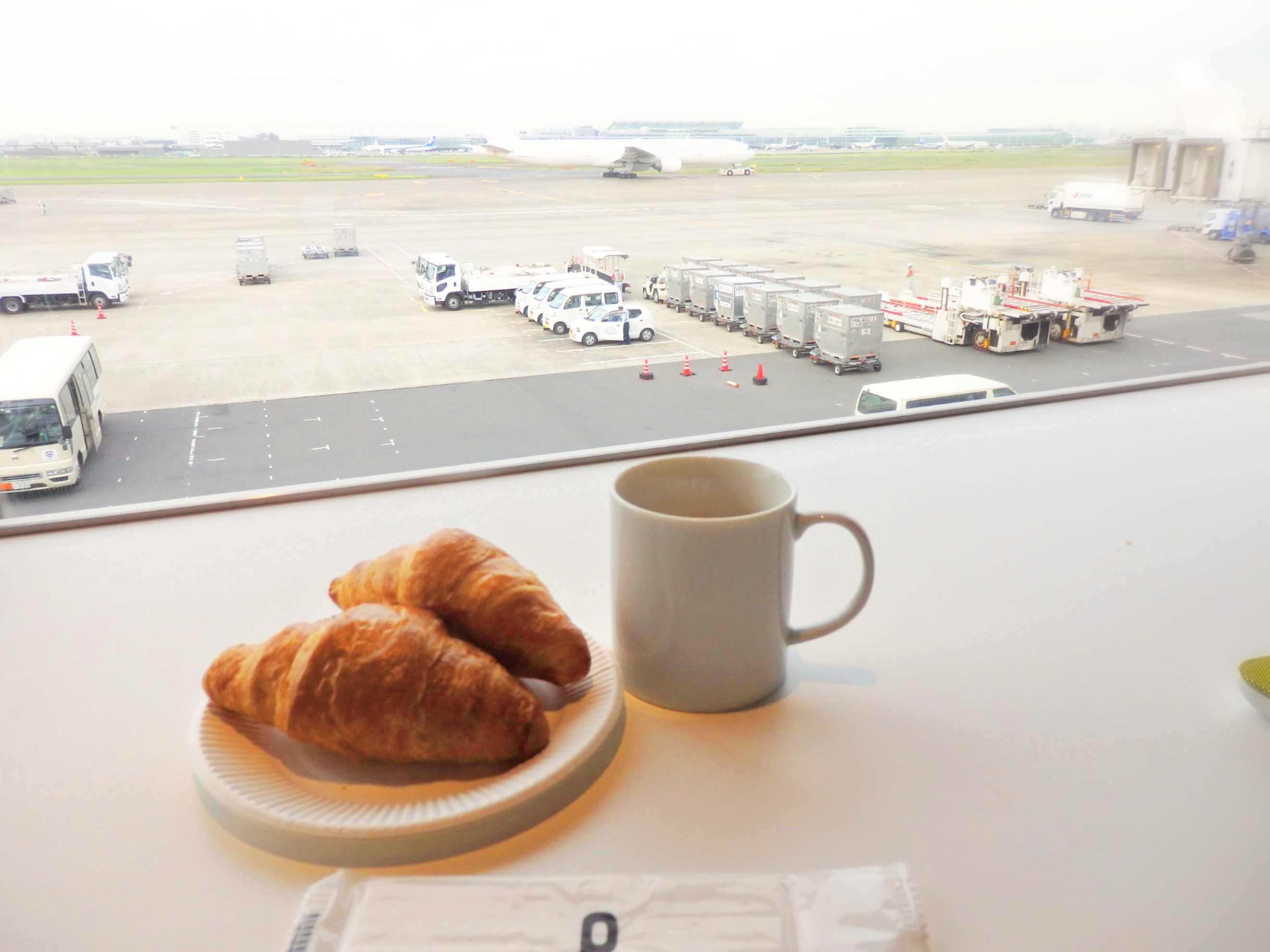 空港ラウンジ　朝食　ミライノカード