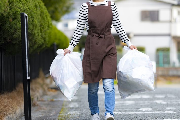 子供の宝物を捨てる母親