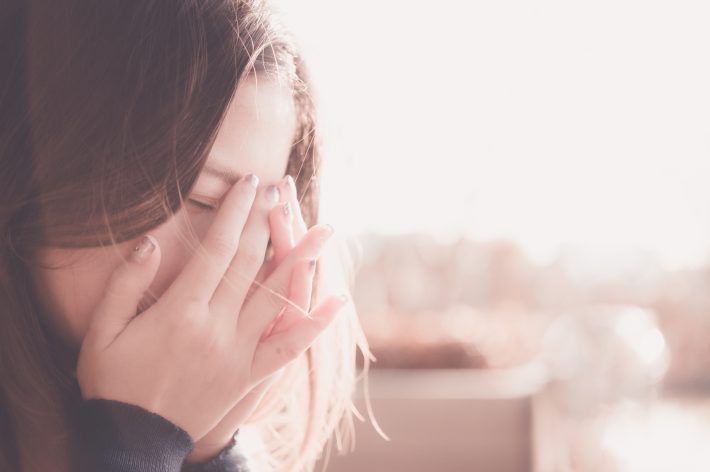 悲劇を回避する方法、母親に買ってに捨てられ悲しむ女性