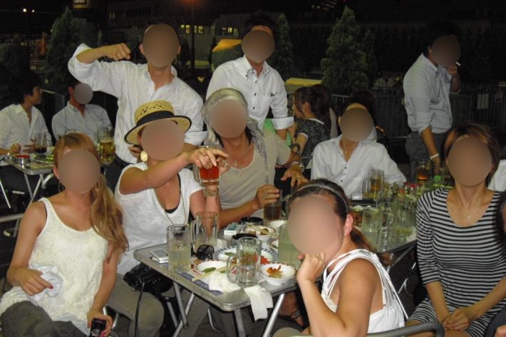 社会人1年目のミカさん（右前）。これ以前のギャル時代の写真はすべて処分したそう