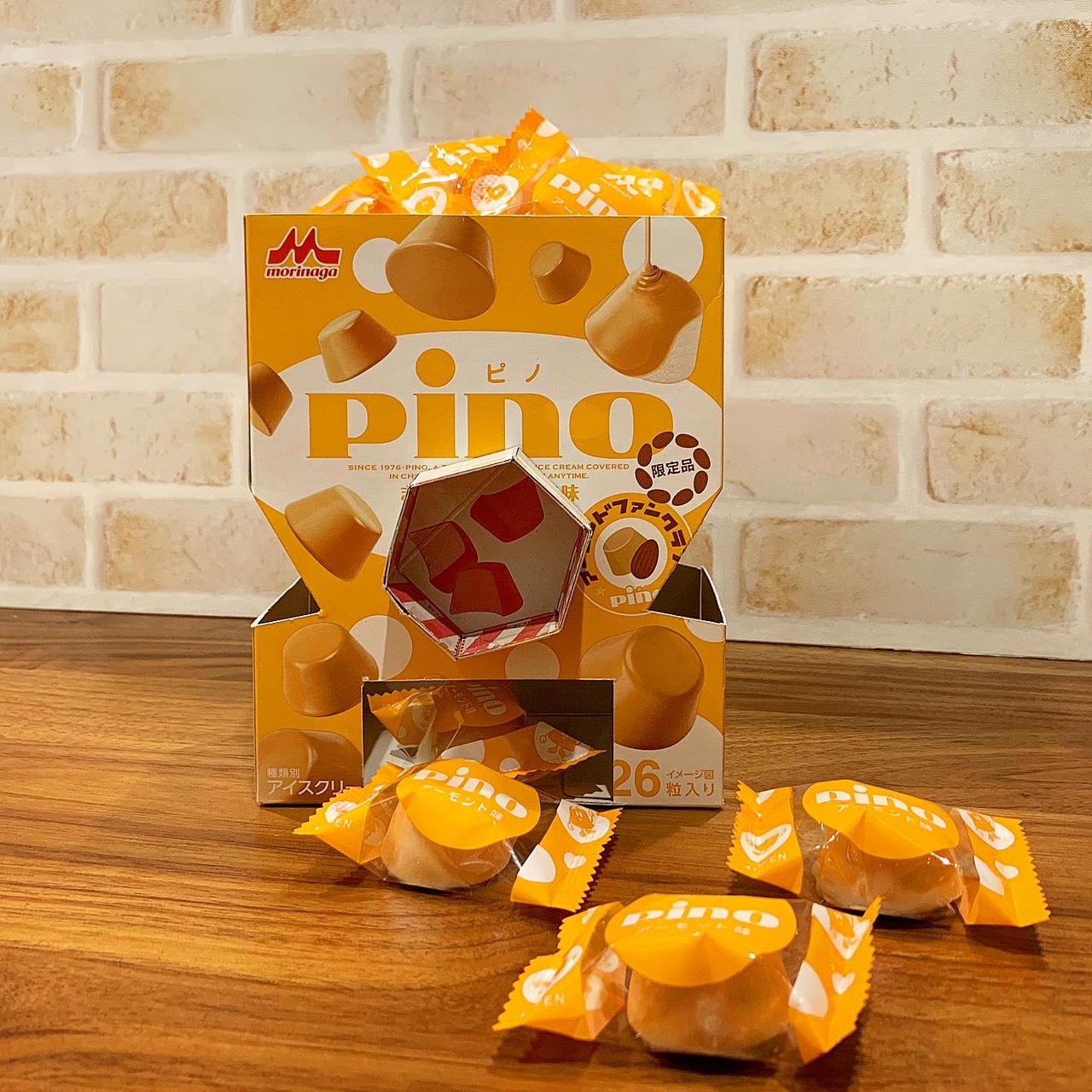 「ピノ　ショートケーキアソート（ピノガチャパッケージ）」「ピノ　チョコアソート（ピノガチャパッケージ）」　限定の「まるごとアーモンド味」