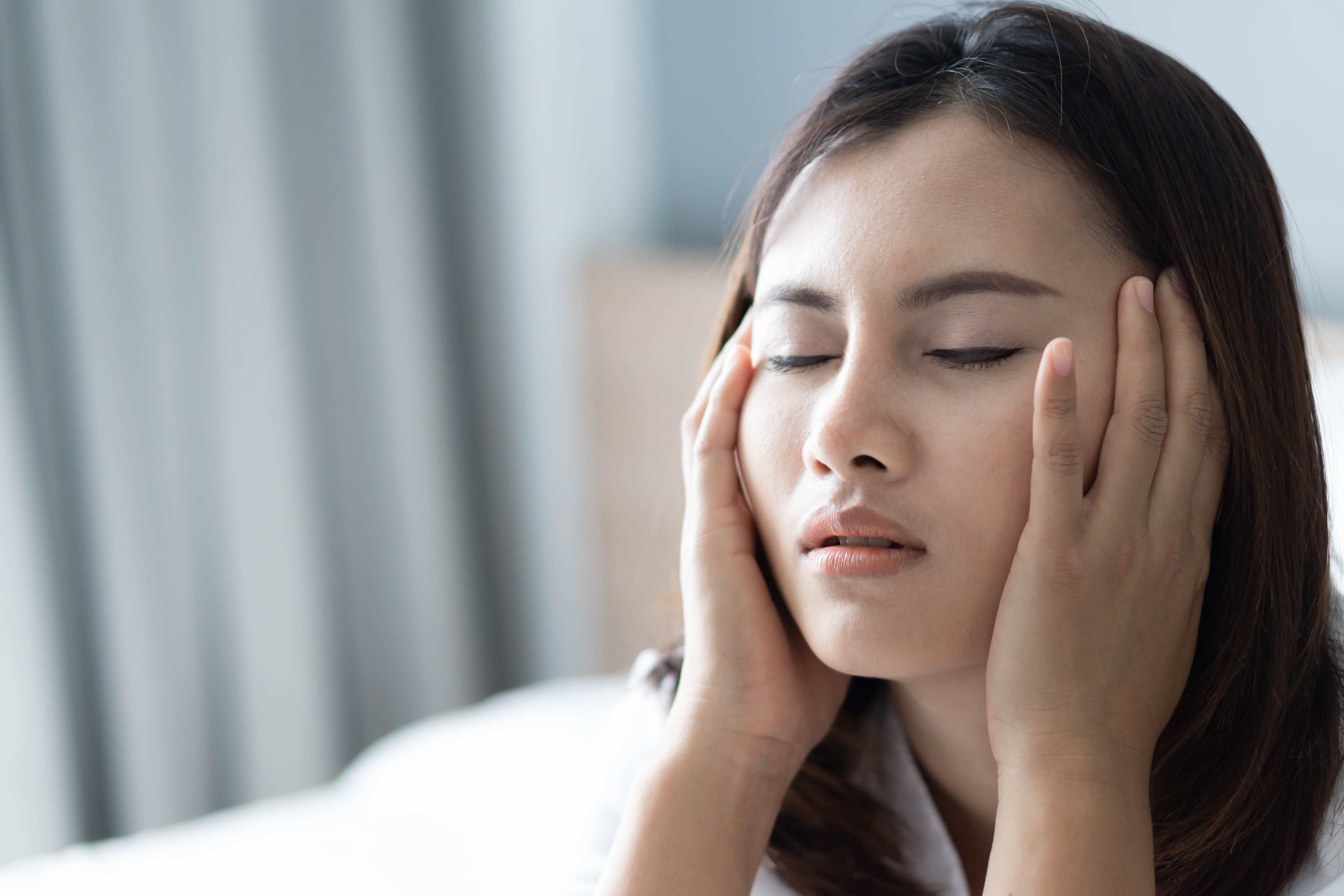 人間関係で傷ついて落ち込む女性