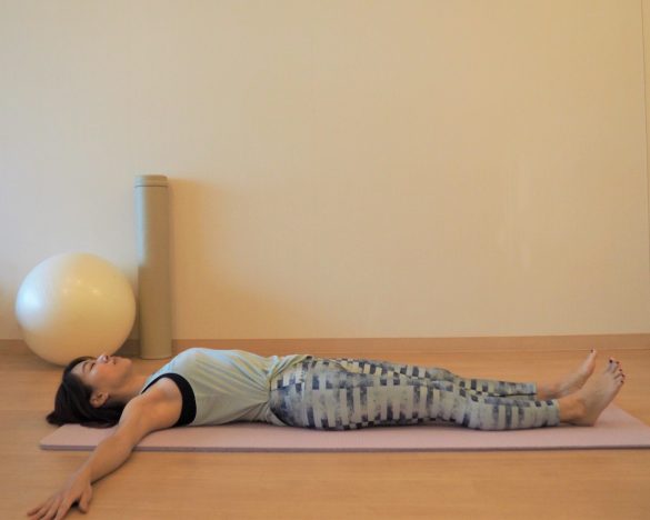 仰向けになり、両腕を肩の高さで真横に広げる