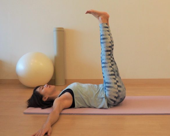 両足を揃え、真上に持ち上げる