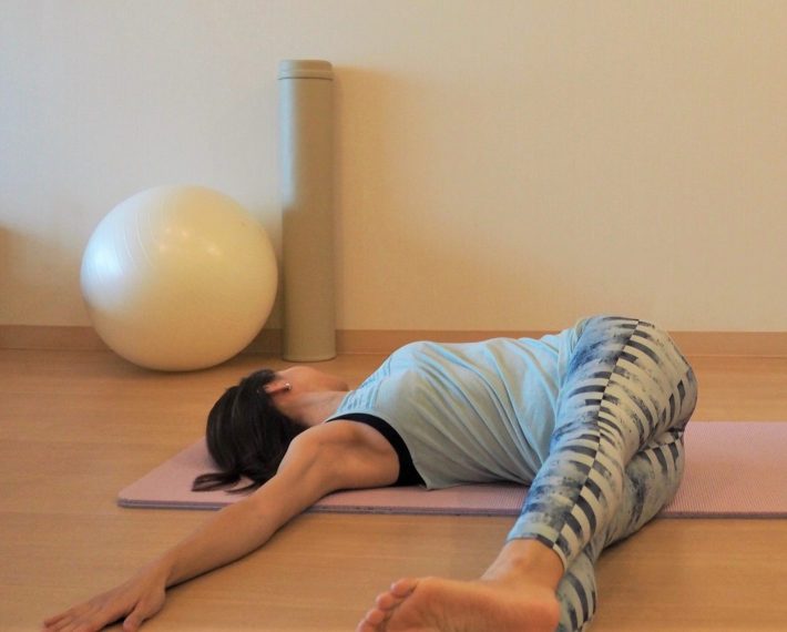 足を右に倒して床に下ろしたら、顔を左に向けて呼吸を5回