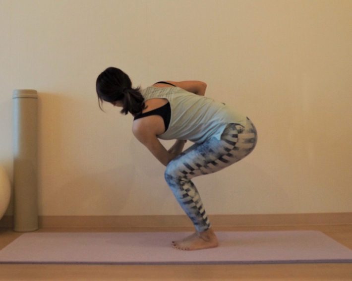 胸の前で合掌をしたら、上体を右にねじって呼吸を5回