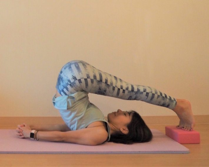 つま先が床に届かない人は、頭の先に厚みのあるものを置いてもOK