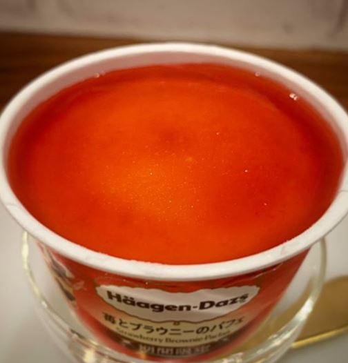 ハーゲンダッツ「ミニカップ 苺とブラウニーのパフェ」295円