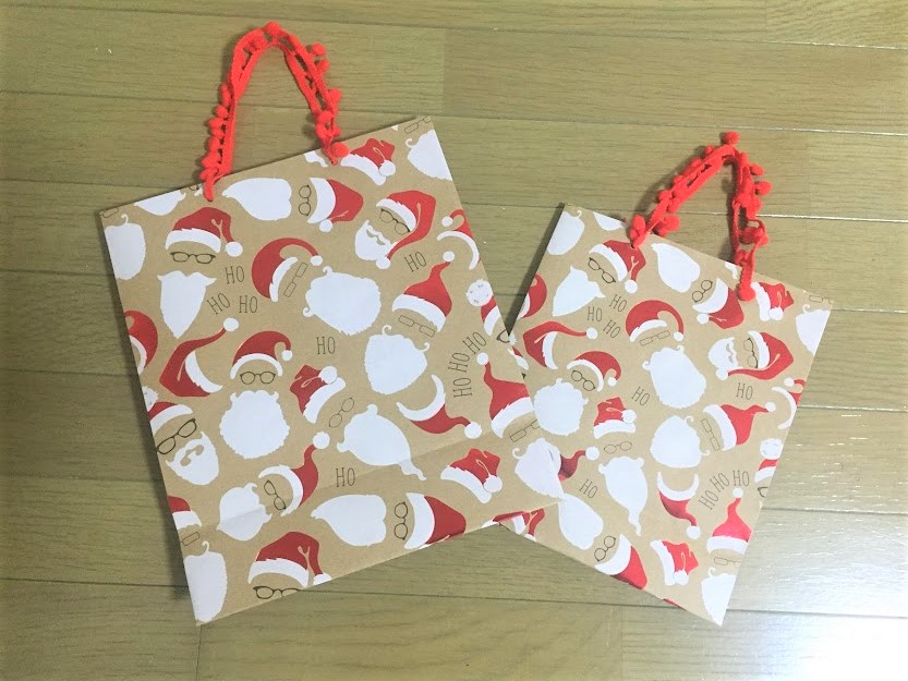 ３COINS　スリーコインズ　サンタ柄プレゼントBAG　2枚入り　300円