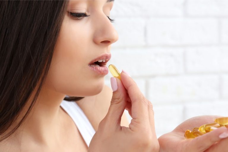 サプリメント、薬を服用する女性