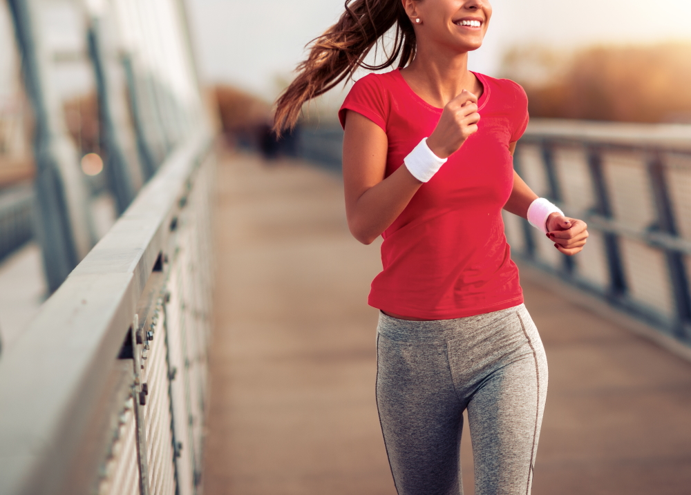 走る女性　ジョギング