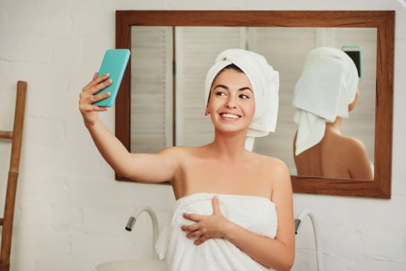 自撮りする女性