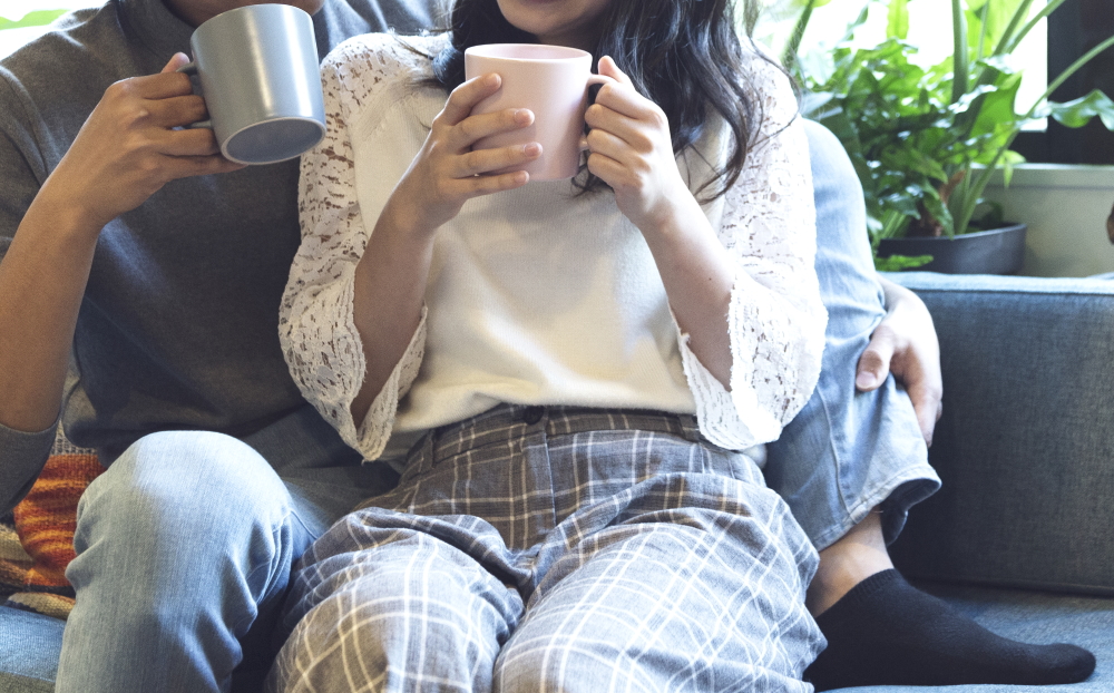 ソファでくつろぐカップル　男女