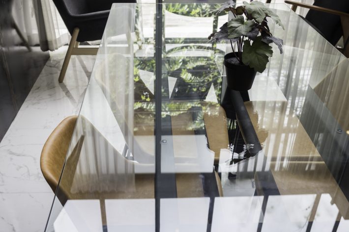 ガラステーブルを使った大胆な匂わせ