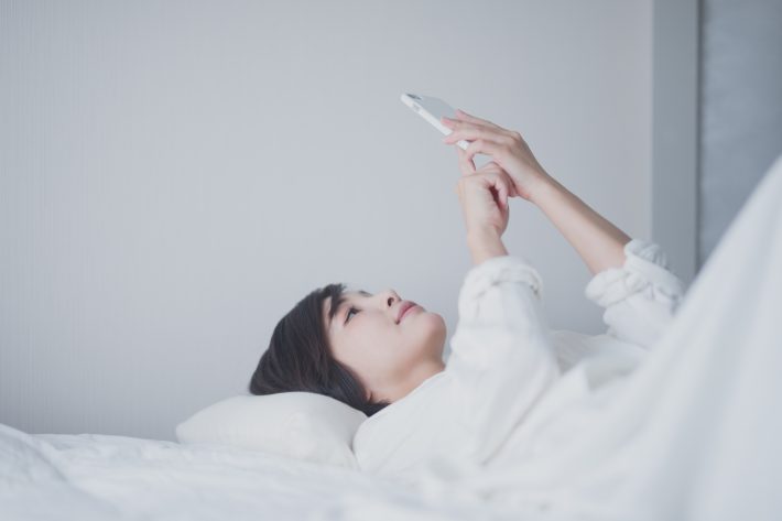 SNSで知らない人にメッセージを送る女性