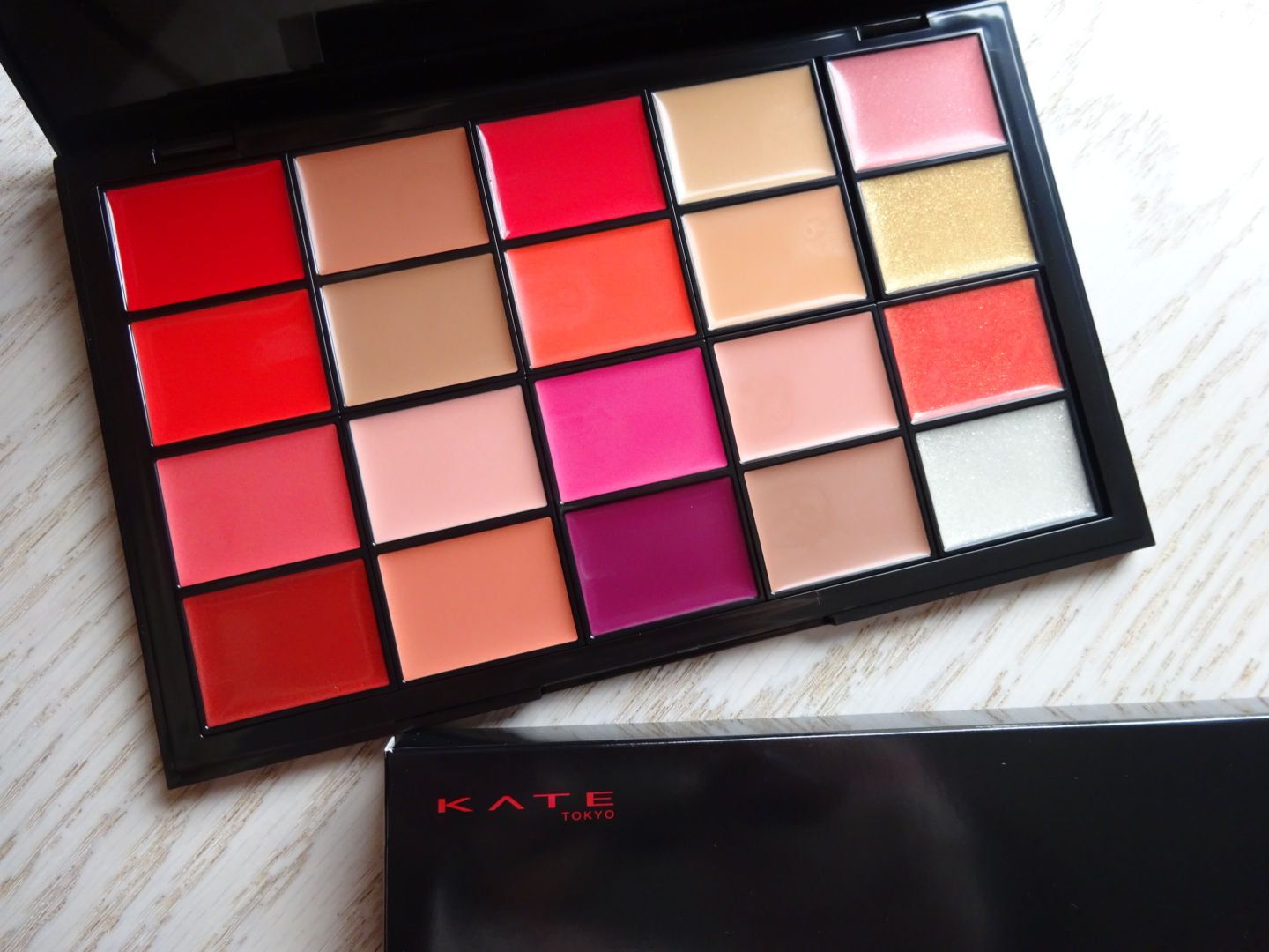 KATE（ケイト）「レッドヌードルージュマニア」（税抜10,000円　※編集部調べ）