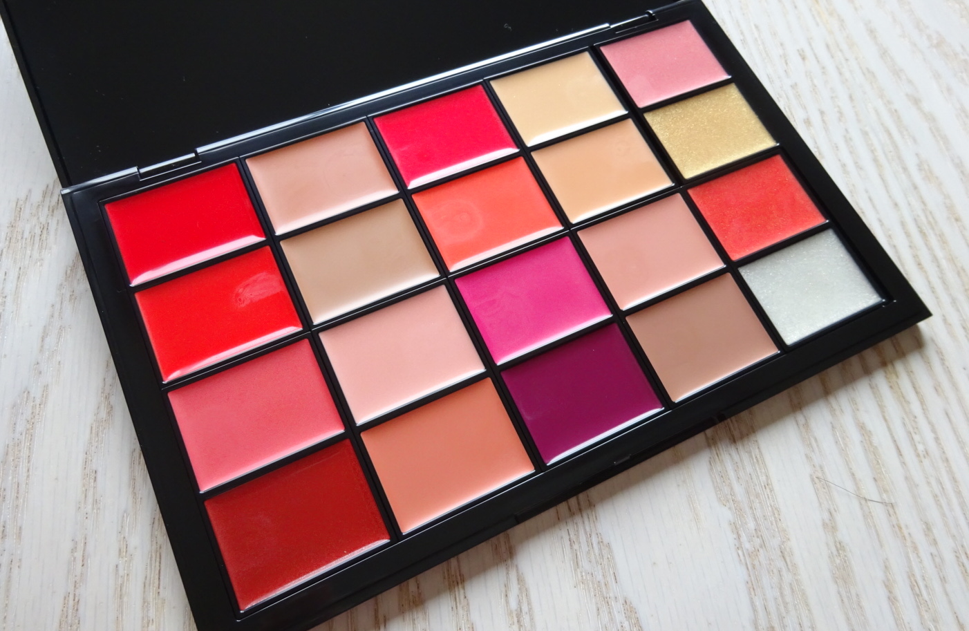 KATE（ケイト）「レッドヌードルージュマニア」（税抜10,000円　※編集部調べ）