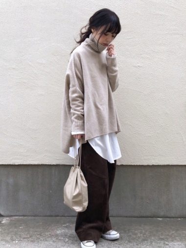 レイヤードスタイル（重ね着）②ニットの裾から、大胆にビッグシャツをのぞかせる