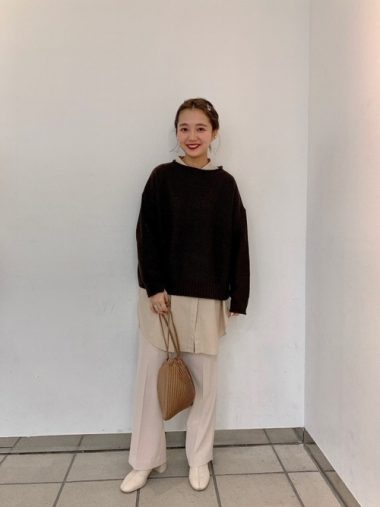 レイヤードスタイル（重ね着）②ニットの裾から、大胆にビッグシャツをのぞかせる
