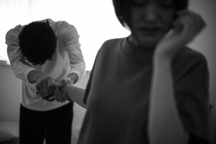 彼女の手を引っ張るメンヘラ彼氏