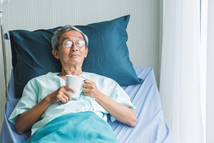 ベッドにいる高齢者