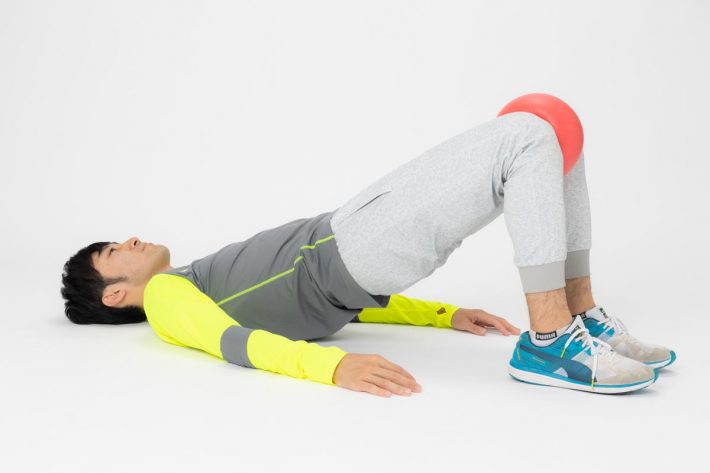 2. 膝同士を押し合って内ももに力を入れます。