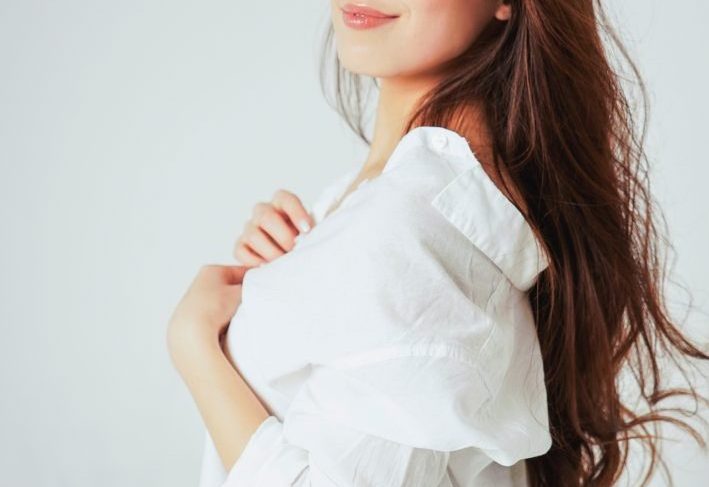 抜き襟シャツを着ている女性
