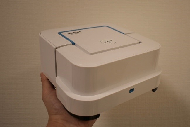 ジェットスプレーで、水を噴きつけながら清掃していきます。