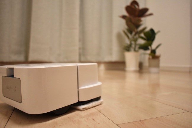 水は噴きつけず、スーっと床を滑るように清掃していきます。