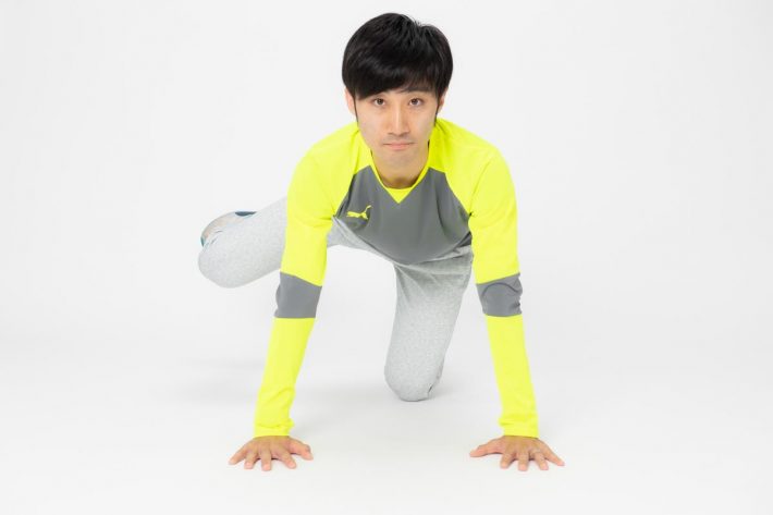 3. 右足を真横に開いていきます。