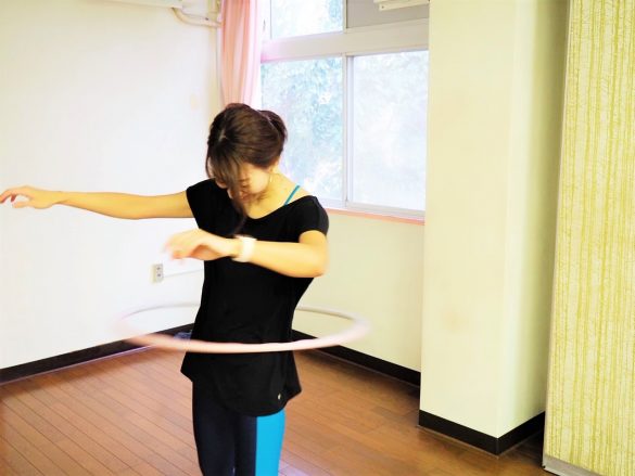 エクササイズフープを回している高木さん