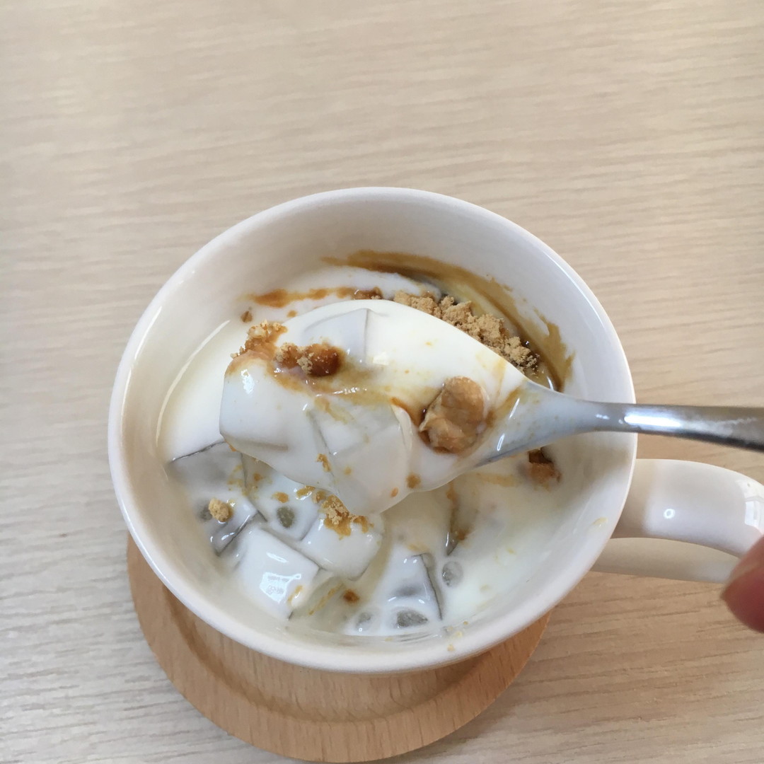 ヨーグルトにきな粉を足す