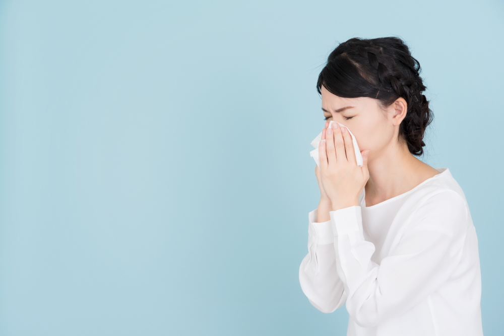 花粉症　くしゃみ・鼻をかむ女性