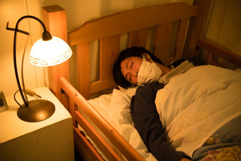 病気、風邪、インフルエンザ、マスク男性