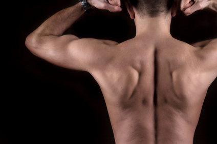 裸の男性の背中