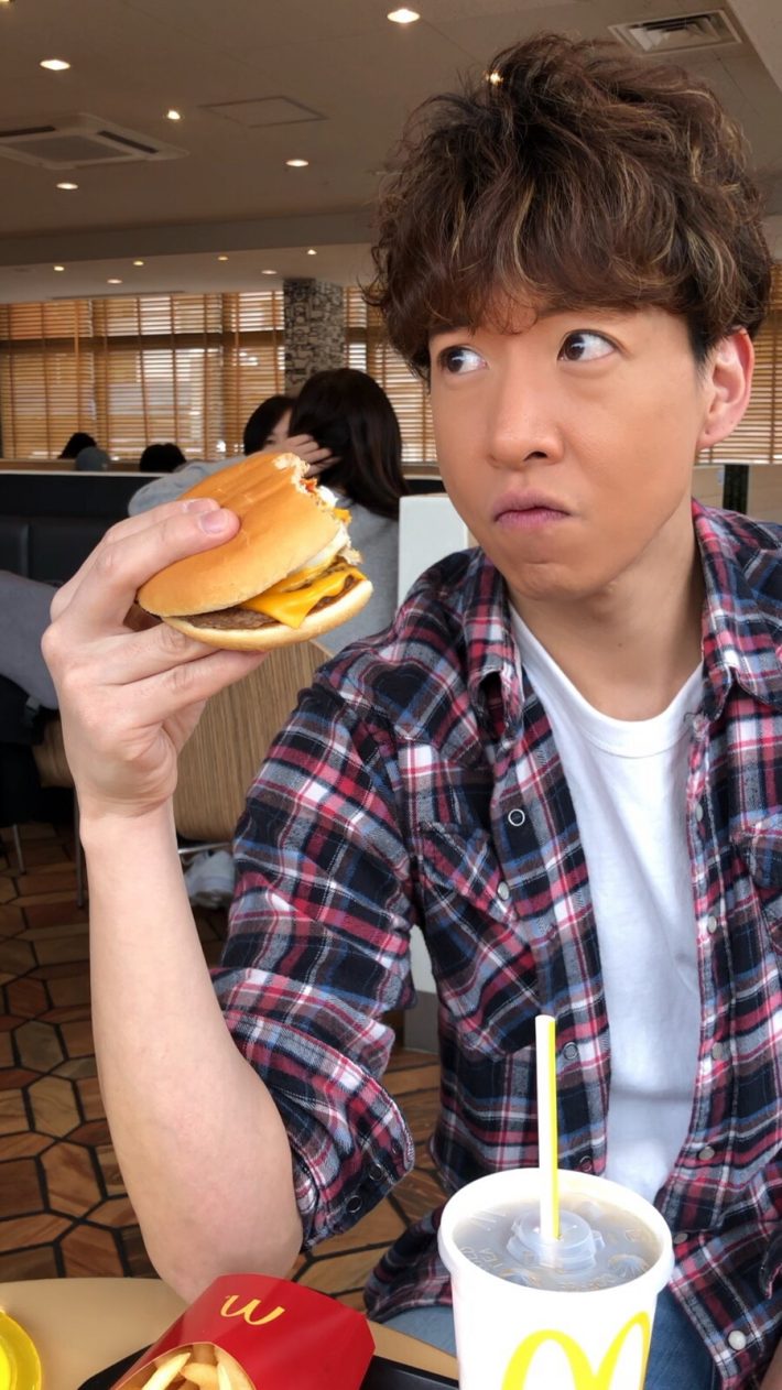 ハンバーガーを指に挟んで持つキムタクのモノマネ