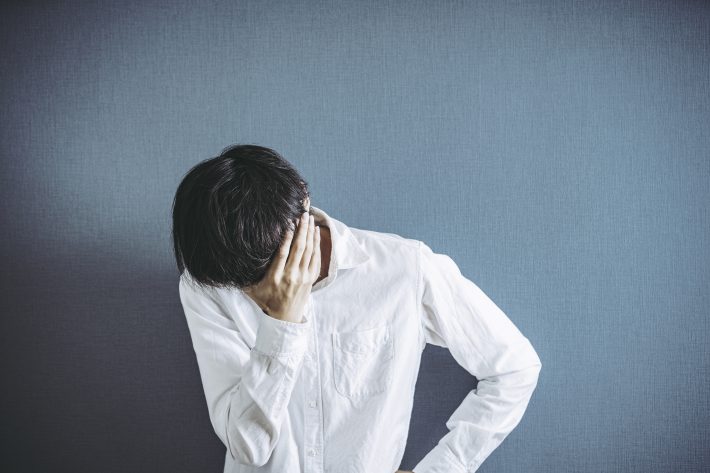 ショックを受ける男性、悲しむ