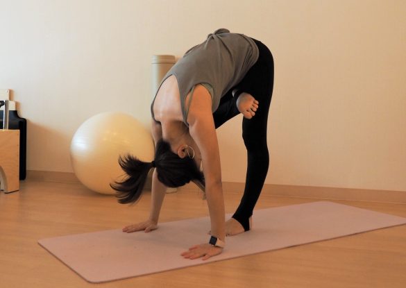 うつ伏せの合せきのポーズ3