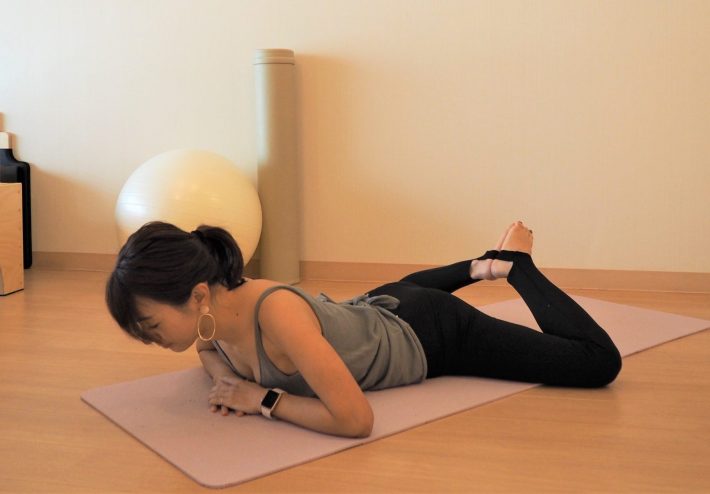 うつ伏せの合せきのポーズ1