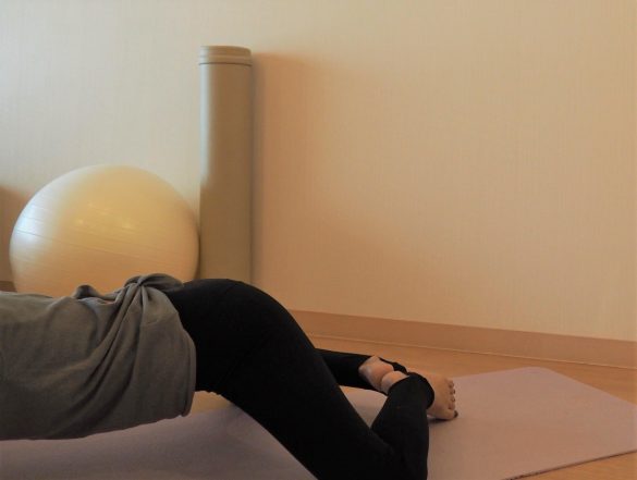 うつ伏せの合せきのポーズ2-2