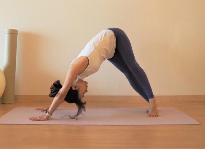 ダウンドッグをして腰を右に傾ける