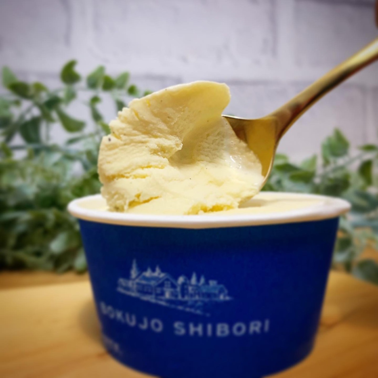 牧場しぼり（クリーミーバニラ）／江崎グリコ（140円）