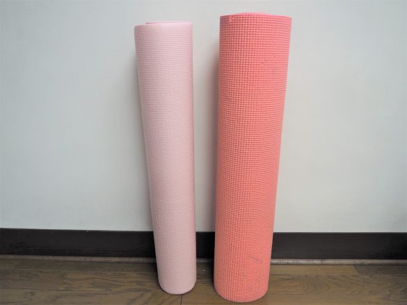 左：『3COINS』　右：インターネットショップで購入したヨガマット