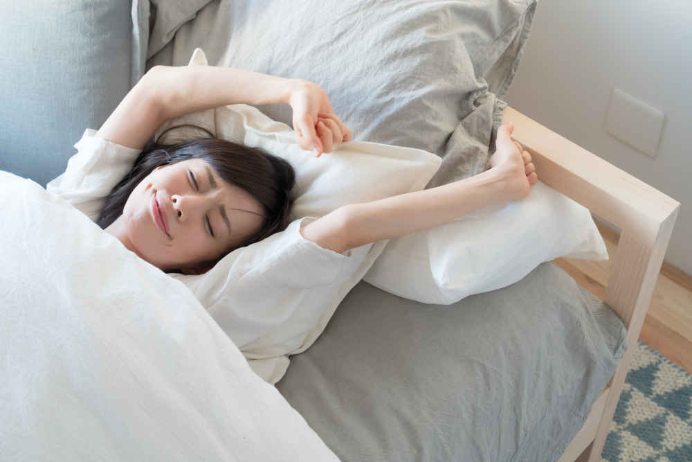 パジャマ　睡眠　ベッド　女性