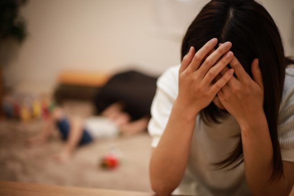 子育てに悩むお母さん　母親